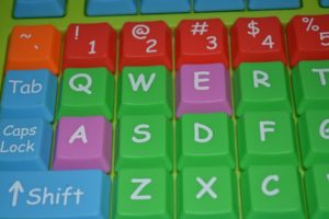 Tasti ingranditi e colorati di una tastiera speciale per computer
