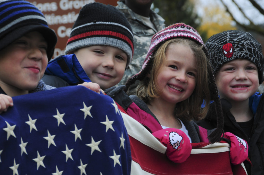 Bambini con bandiera degli Stati Uniti