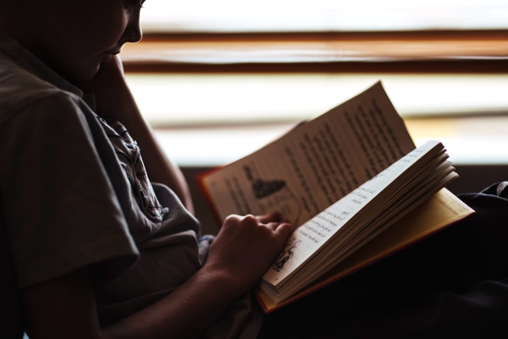 Bambino che legge un libro