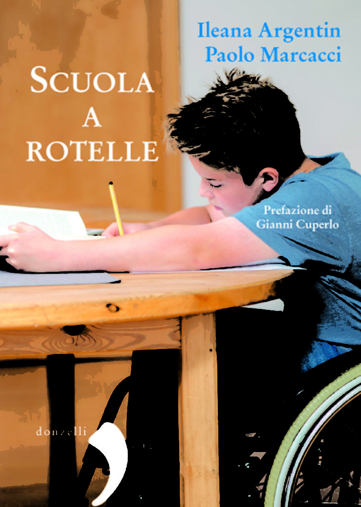 Bambino che scrive seduto su sedia a rotelle