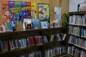 Scaffali di una biblioteca con libri per bambini