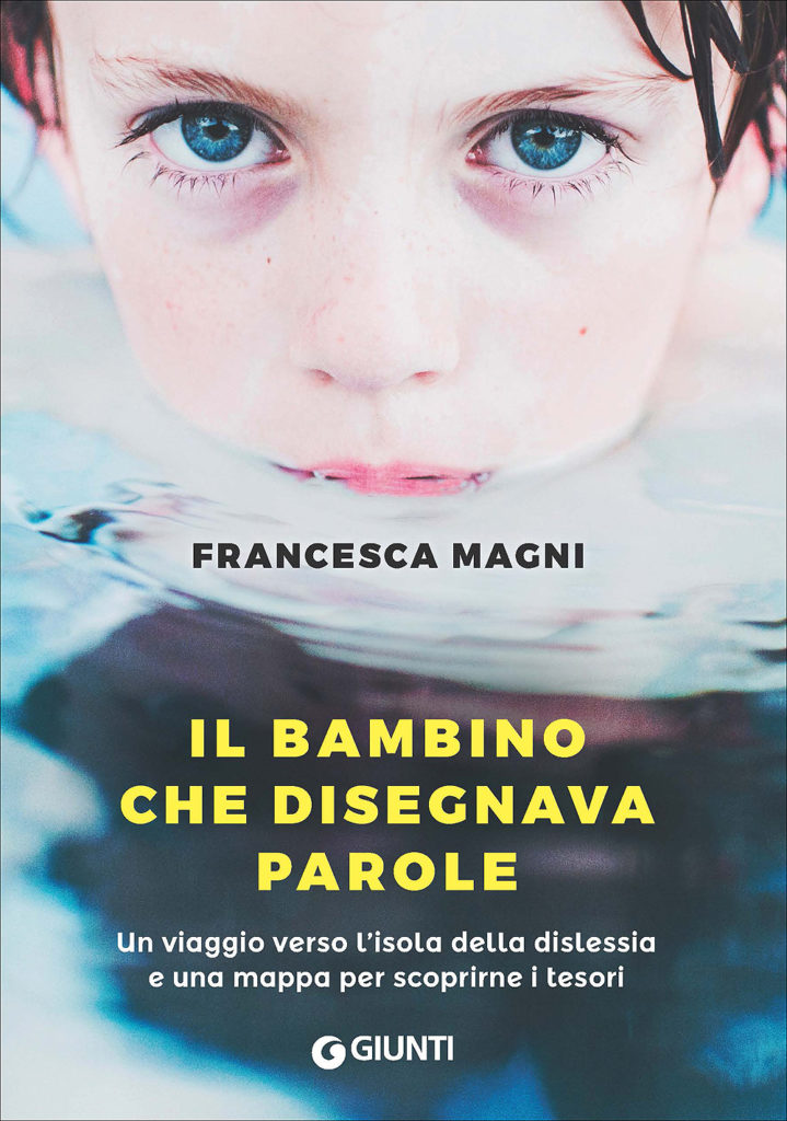 Volto di un bambino immerso in acqua