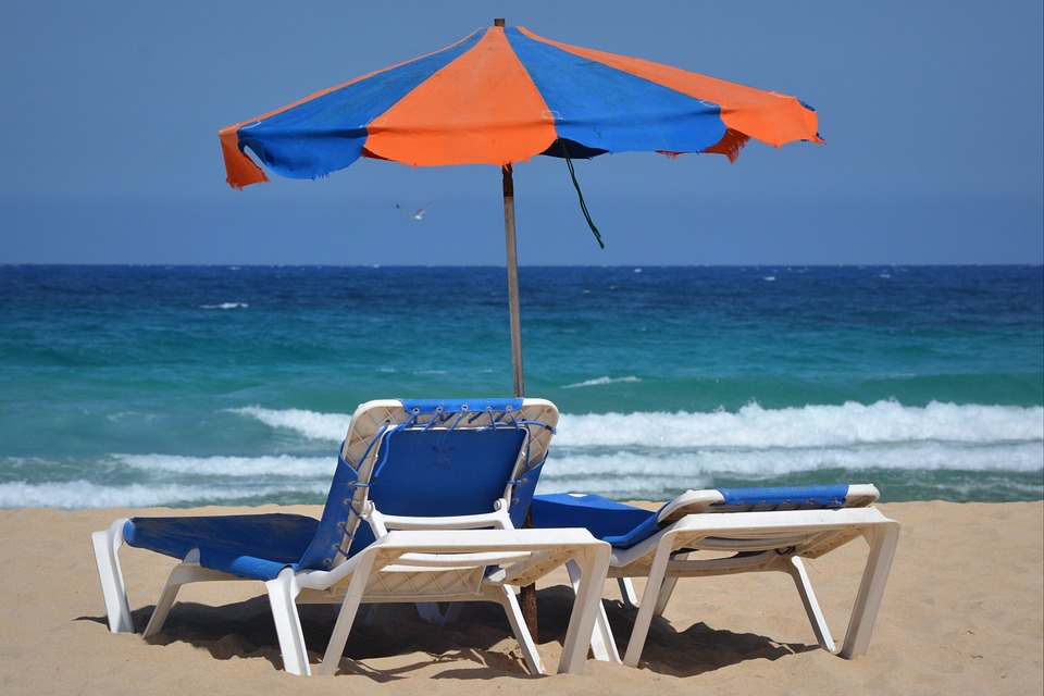 Mare, spiaggia, ombrellone e lettini