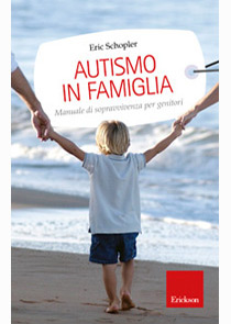 Copertina del libro "Autismo in famiglia" con bambino tenuto per mano al mare