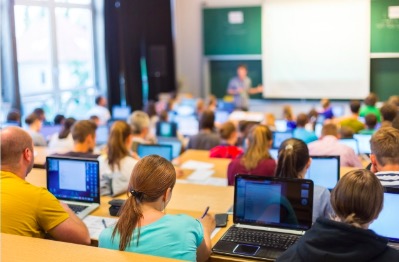 Studenti in aula con computer