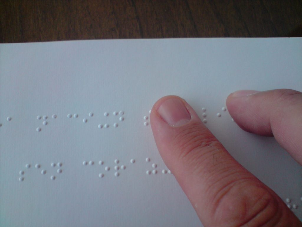 persona che legge il braille