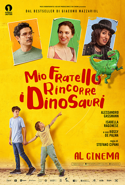 Locandina di Mio fratello rincorre i dinosauri. Personaggi del film e immagine di un dinosauro verde