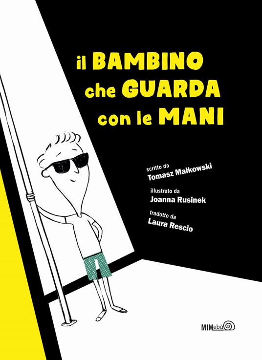 Il bambino che guarda con le mani